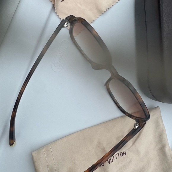 Louis Vuitton Brown Oversized Sunglasses - Picture 12 of 13